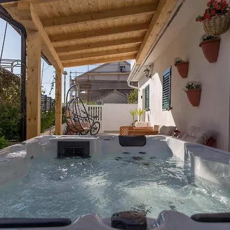 Queen Hvar Luxury Jacuzzi & Bikes