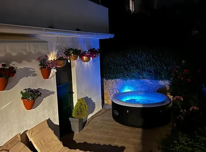 Queen Hvar Luxury Apartment Jacuzzi & Bikes 아파트 흐바르