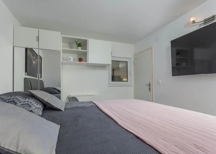 Queen Hvar Luxury Apartment Jacuzzi & Bikes 흐바르