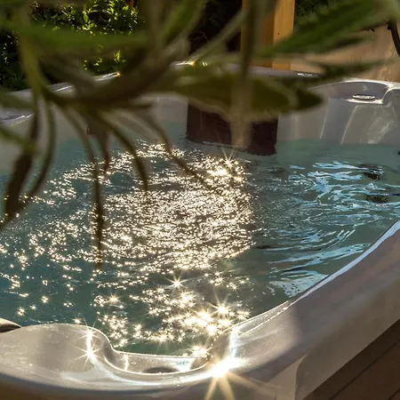 Queen Hvar Luxury Apartment Jacuzzi & Bikes Apartment